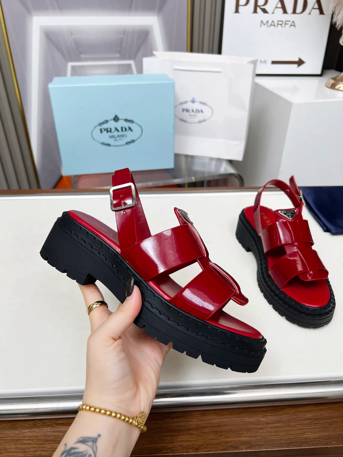 👟👟Ex-factory price 420👟👟 PRADA/Prada 25ss new spring and summer sandals. The simple design is probably the most popular thing about it. It is not the kind that is found on the street. It has its own brand personality. The fabric is made of calfskin and the lining is mixed sheepskin. Heel height: 4.5cm Size: #35-41 (35 41 custom-made is not returnable)
